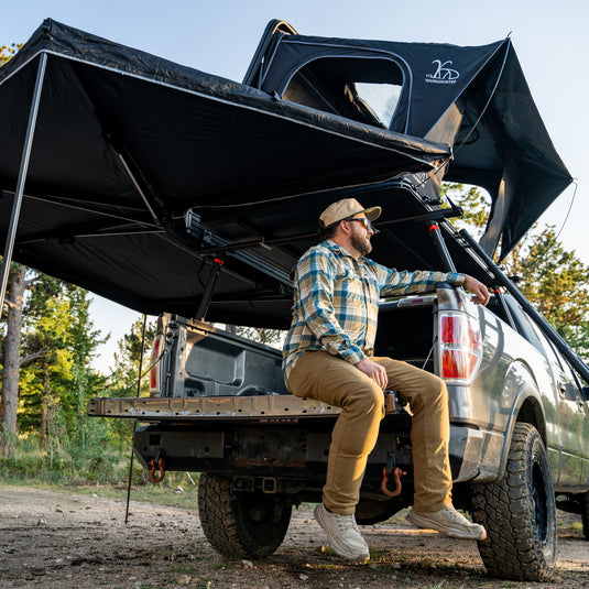 Easy setup car side awning for overlanding